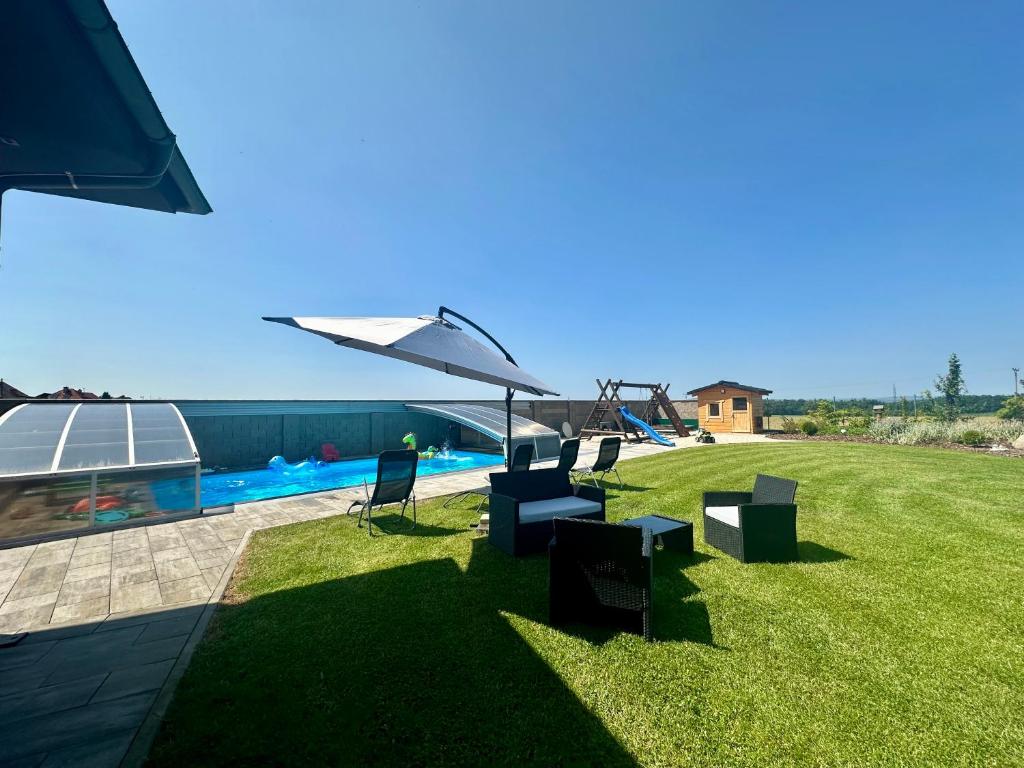 Bazén v ubytování House&Garden&Pool nebo v jeho okolí
