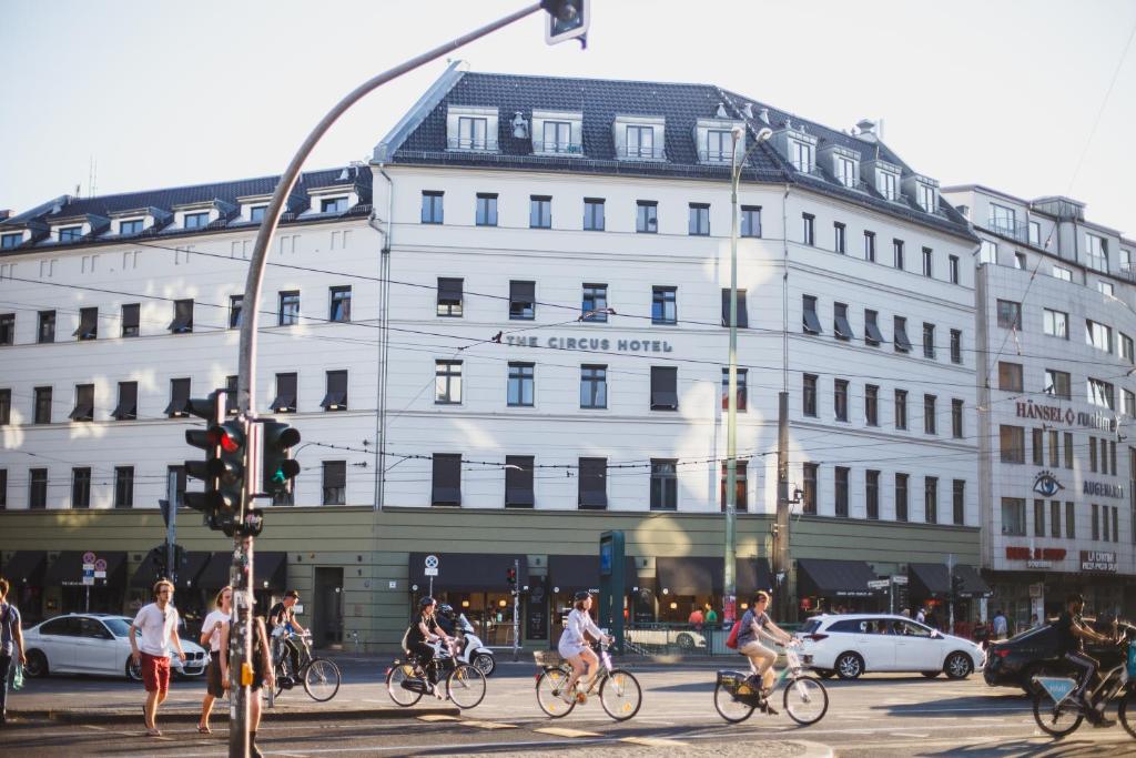 The Circus Hotel - Resim 5