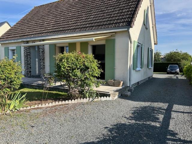 une petite maison avec une voiture garée devant elle dans l'établissement Villa Les Volets Verts, à Blainville-sur-Mer