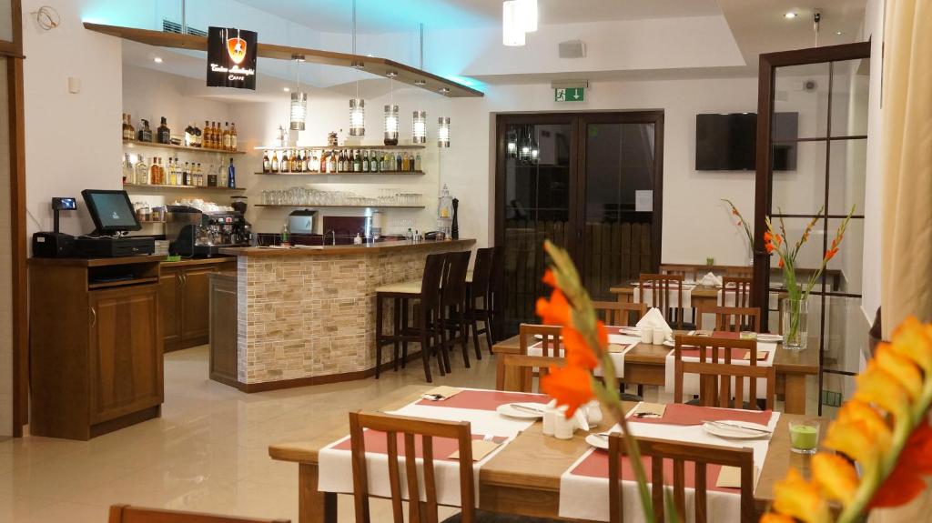 Lounge nebo bar v ubytování GOŚCINIEC NAD NARWIĄ - Airport Modlin