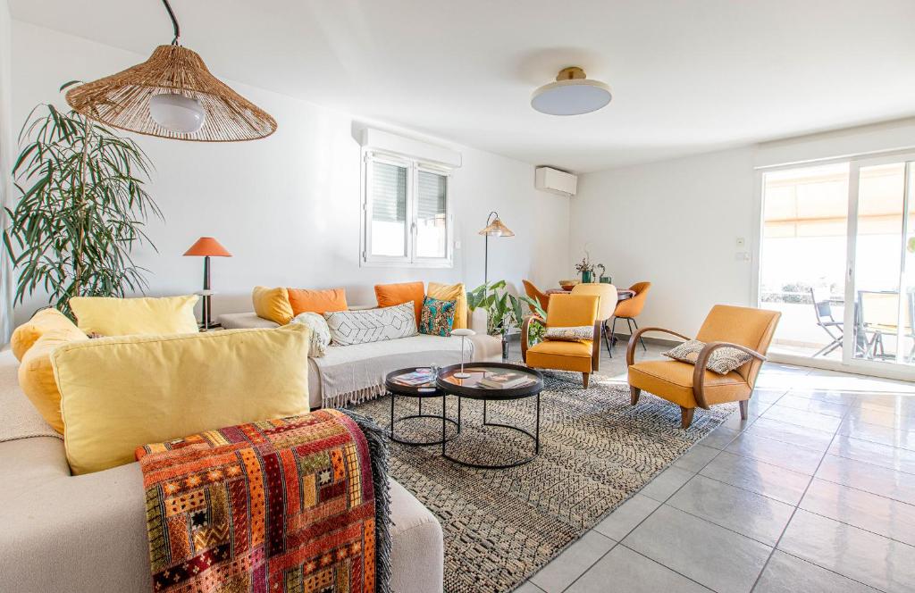 un salon avec un canapé et une table dans l'établissement I Sanguinari, à Ajaccio