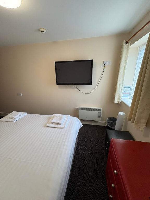 Postel nebo postele na pokoji v ubytování GO2 Gloucester Hotel by OYO