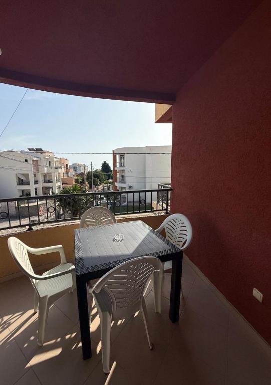 Rõdu või terrass majutusasutuses Apartmani590