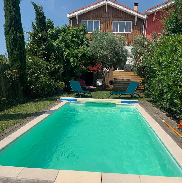 une piscine dans l'arrière-cour d'une maison dans l'établissement Villa 6 pers piscine vue port parking, à La Teste-de-Buch
