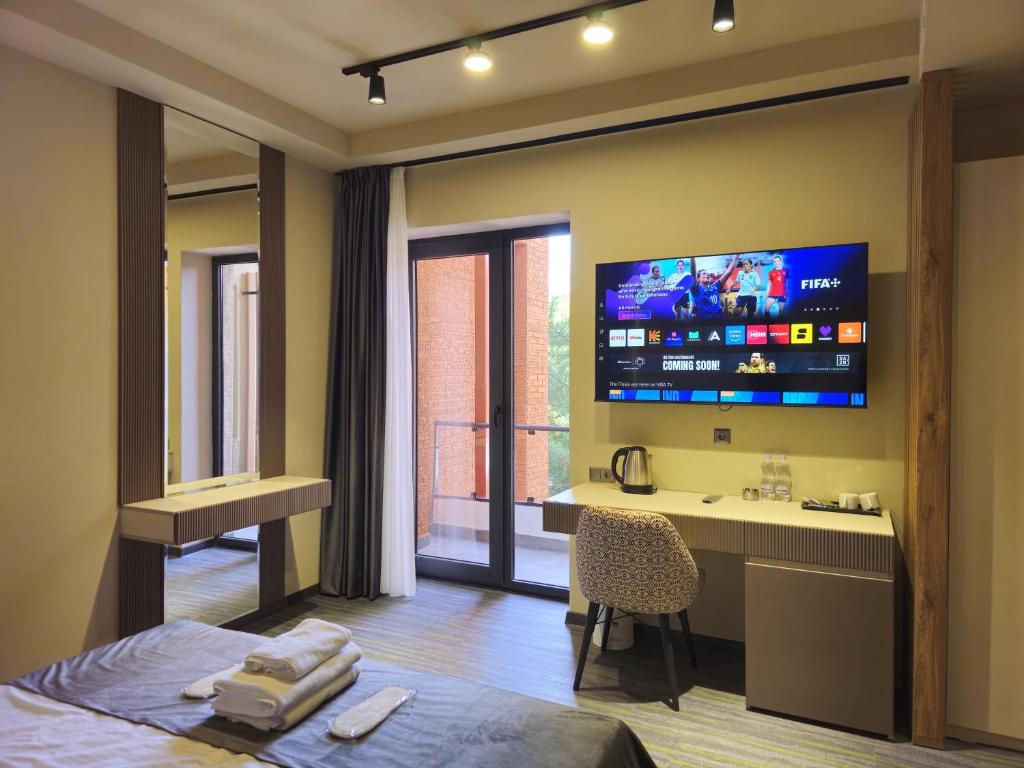 TV a/nebo společenská místnost v ubytování Tskaltubo Epic Hotel & Spa