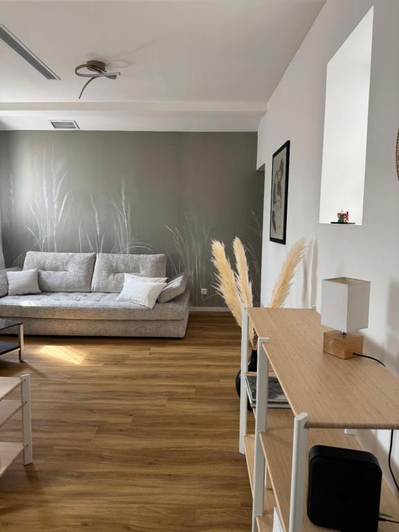 un salon avec un canapé et une table dans l'établissement Renovated luxury cocoon Place Masséna, à Nice