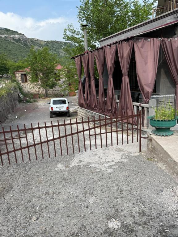 Nespecifikovaný výhled na hory nebo výhled na hory při pohledu z penzionu