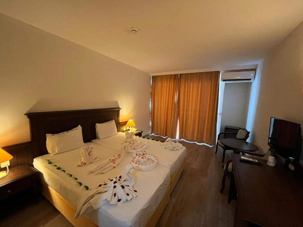 Postel nebo postele na pokoji v ubytování Side Palm D'or Hotel