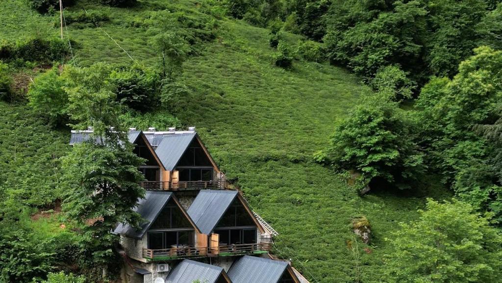 ArdeşenにあるElmti Suit Bungalovの丘の上の家屋