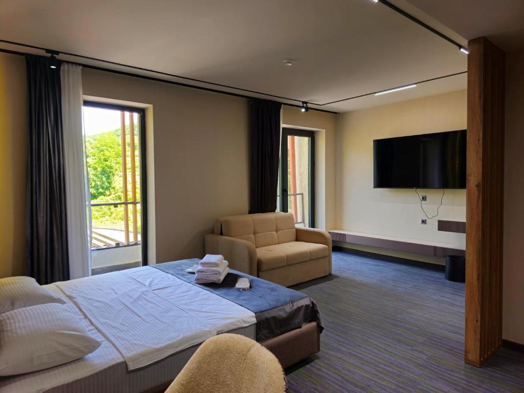 Postel nebo postele na pokoji v ubytování Tskaltubo Epic Hotel & Spa