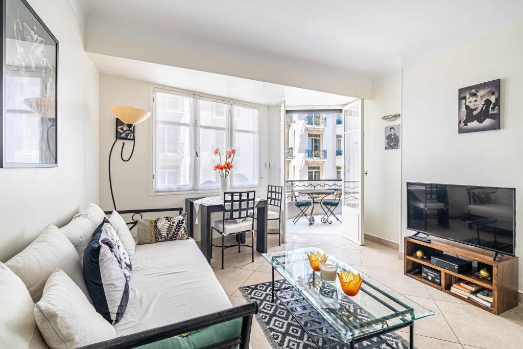 un salon avec un canapé et une télévision dans l'établissement L'ESPRIT CROISETTE avec balcon à cote du Martinez, à Cannes