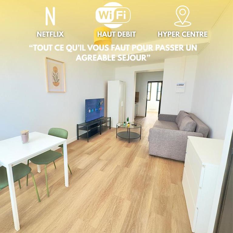 un salon avec un canapé et une table dans l'établissement Cosy appart- 2 pers Netflix Hyper centre Douai, à Douai