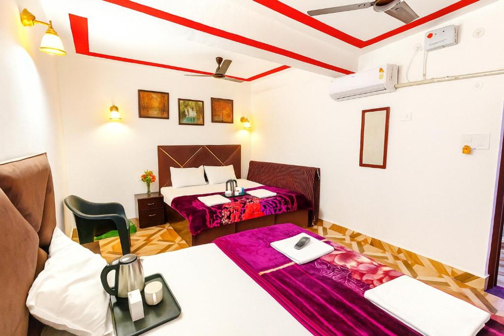 Postel nebo postele na pokoji v ubytování Maa Janki Homestay - Walking distance from Ram mandir