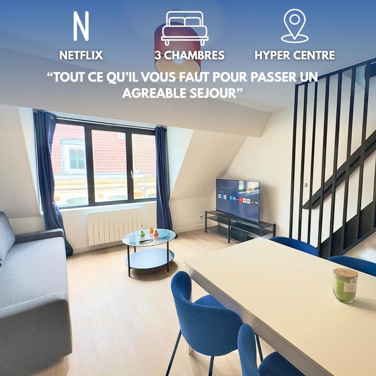 - un petit salon avec une table et des chaises dans l'établissement Cosy appart- 6 pers Netflix Hyper centre Douai, à Douai