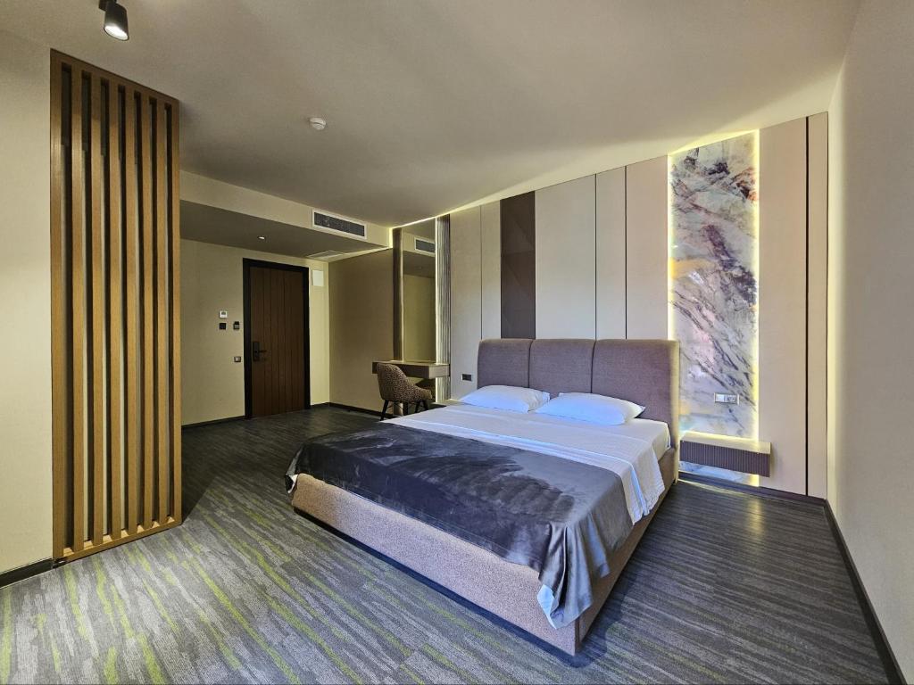 Postel nebo postele na pokoji v ubytování Tskaltubo Epic Hotel & Spa