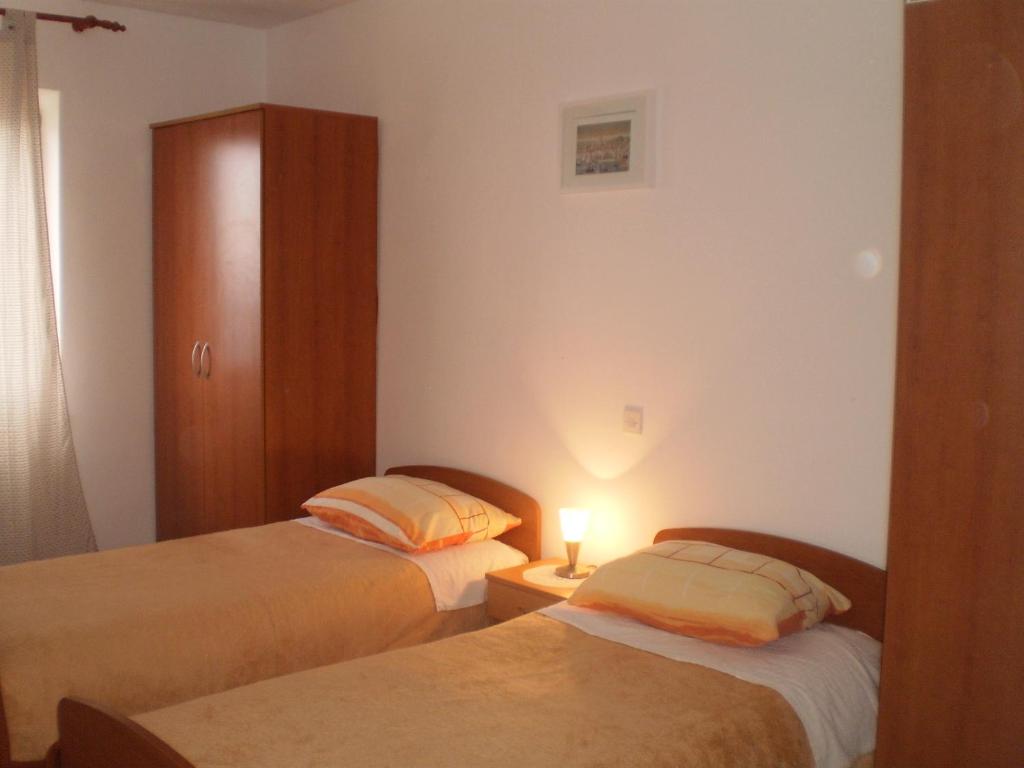 Posteľ alebo postele v izbe v ubytovaní Apartments Kuzman