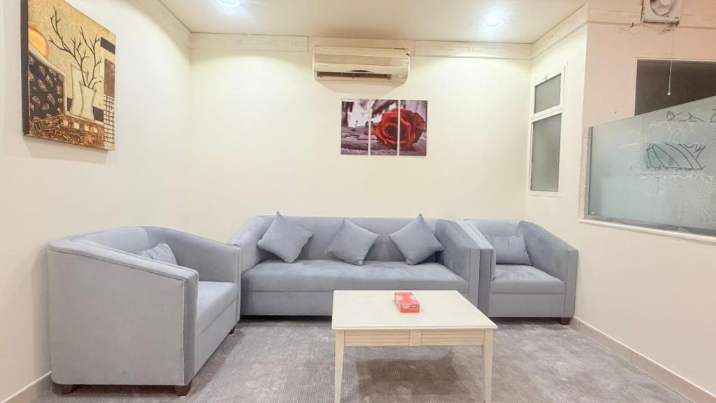 a living room with a couch and a table at توارن عنيزة in Riyadh
