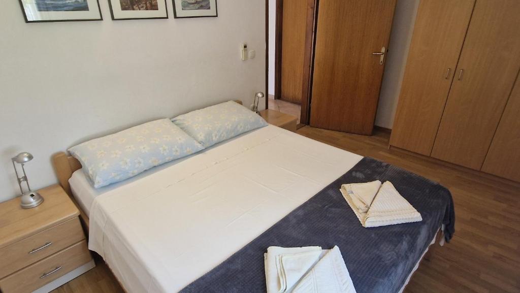 Postel nebo postele na pokoji v ubytování Apartmani Dolencic