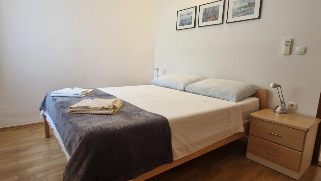 Postel nebo postele na pokoji v ubytování Apartmani Dolencic