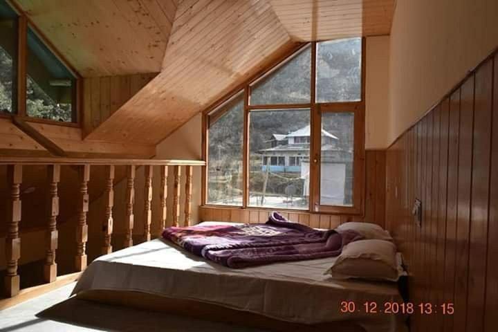 Postel nebo postele na pokoji v ubytování Eaglet Guest House Jibhi