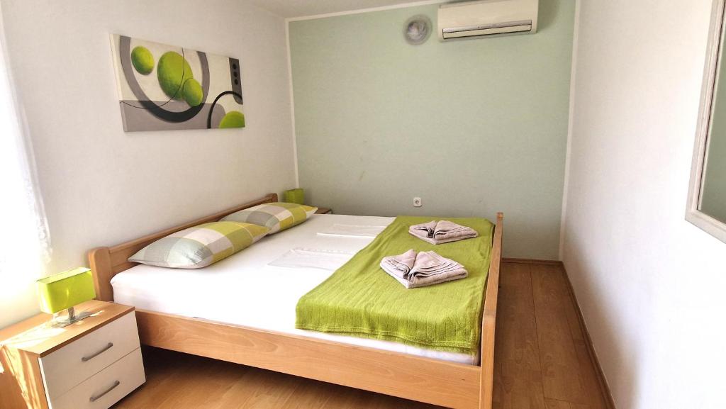 Postel nebo postele na pokoji v ubytování Apartmani Dolencic