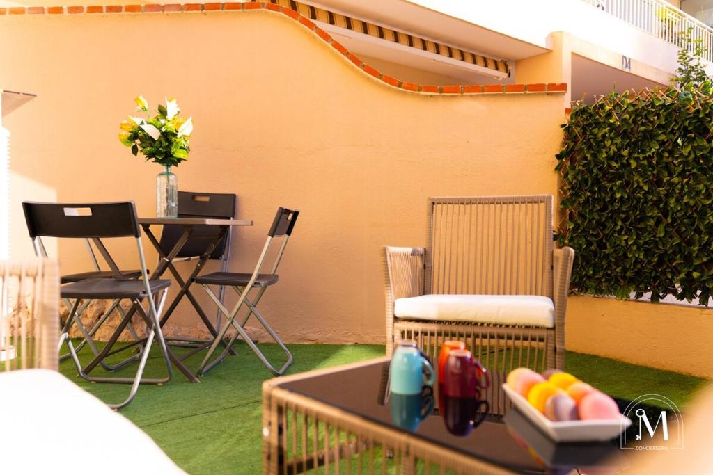 d'une terrasse avec une table et des chaises et d'un astérisque dans l'établissement Charmant T3 en rez-de-jardin à Six-Fours, à Six-Fours-les-Plages