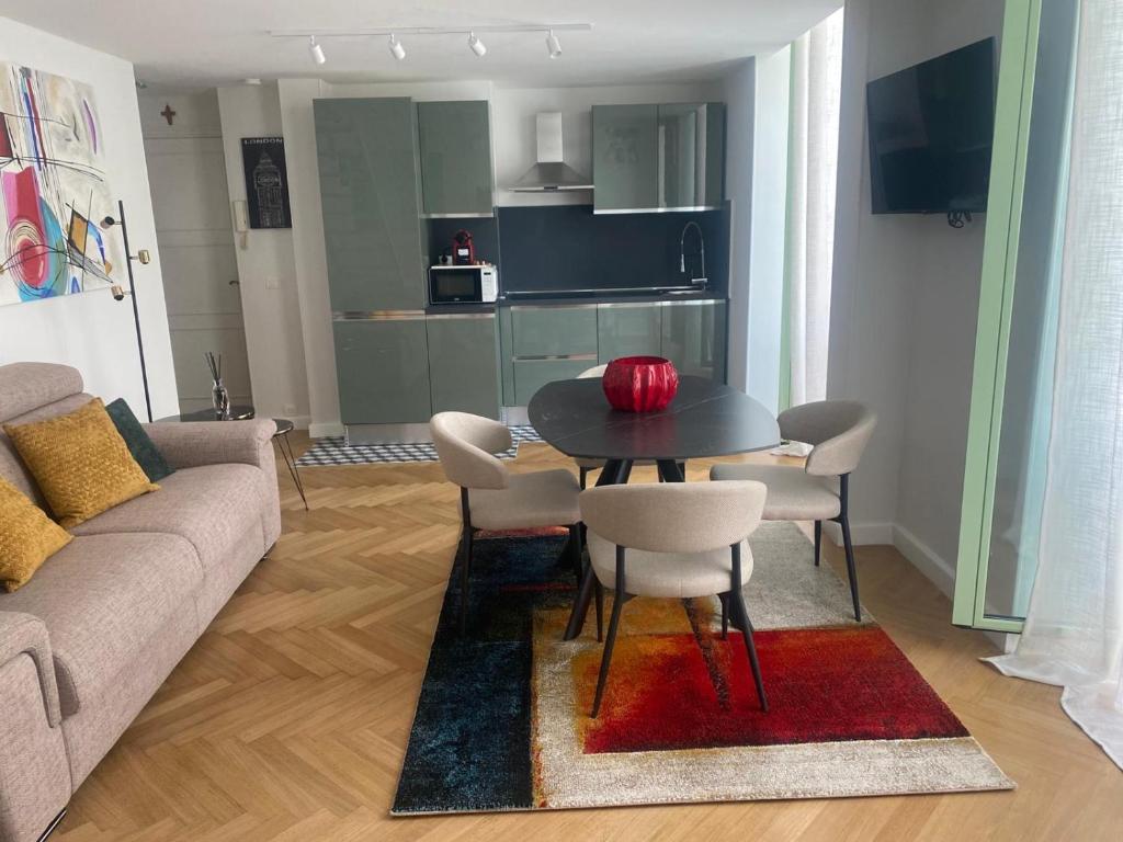 un salon avec une table, des chaises et un canapé dans l'établissement Mentone, appartamento a 80 mt dal mare, à Menton