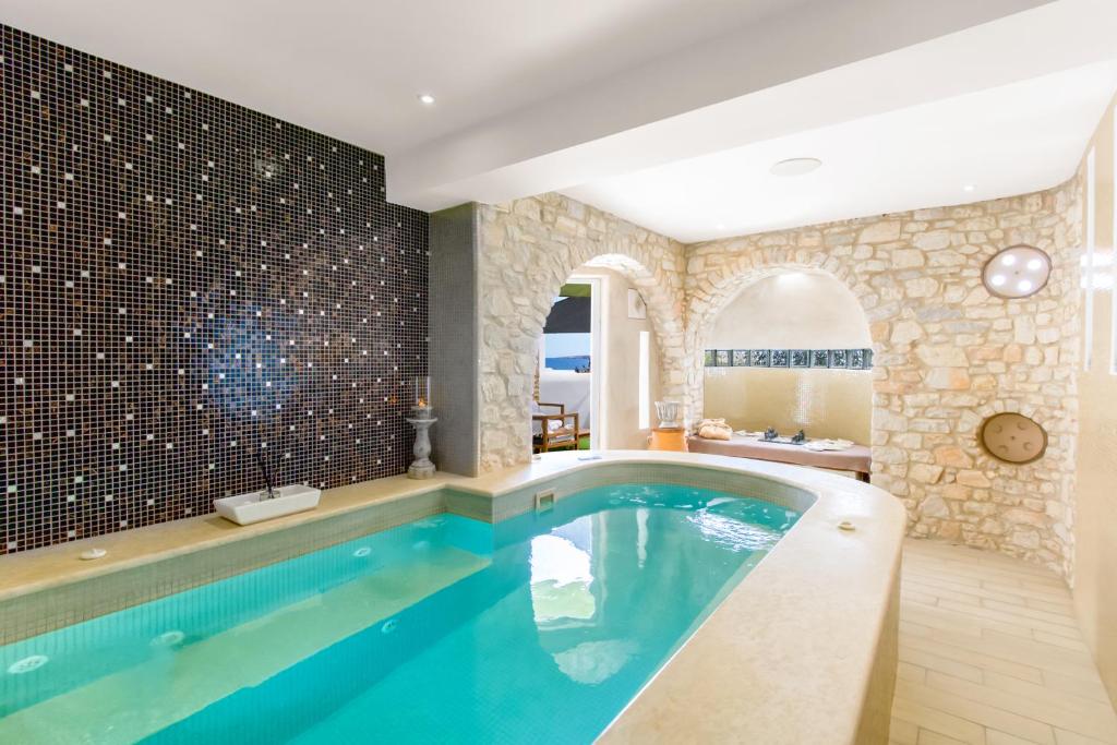 Bazén v ubytování Paliomylos Spa Hotel nebo v jeho okolí
