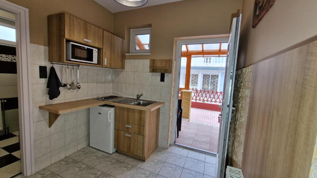 Kuchyň nebo kuchyňský kout v ubytování Napsugár Apartmanház