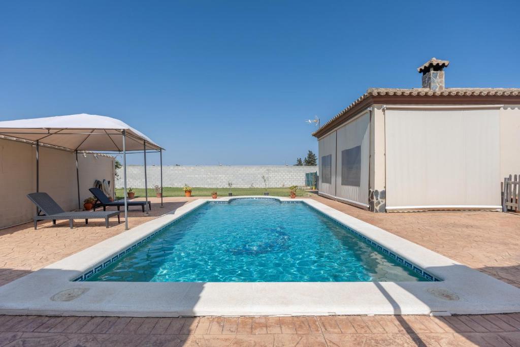ein Swimmingpool mitten in einem Haus in der Unterkunft La Solana in Chiclana de la Frontera