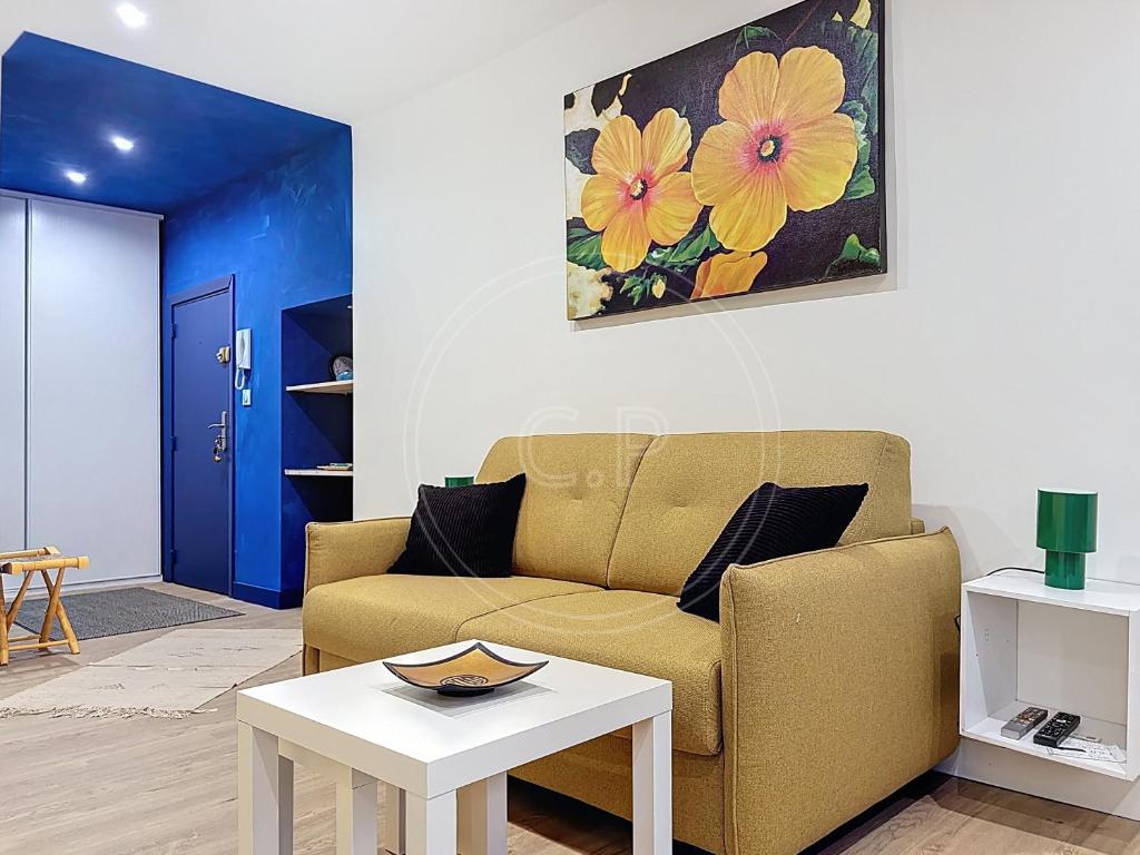 un salon avec un canapé et une table dans l'établissement Shangri classé 3 Etoiles Vieux port by laConciergerie13, à La Ciotat