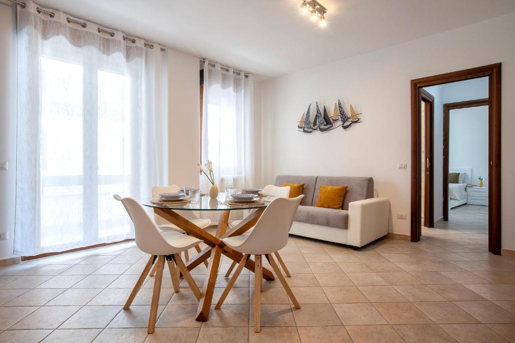 ポルト・トッレスにあるLuxury House Porto Torres Centerのテーブルと椅子とソファのあるリビングルーム