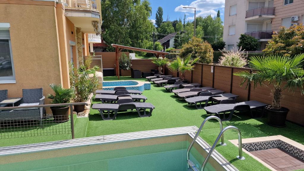 Bazén v ubytování Napsugár Apartmanház nebo v jeho okolí