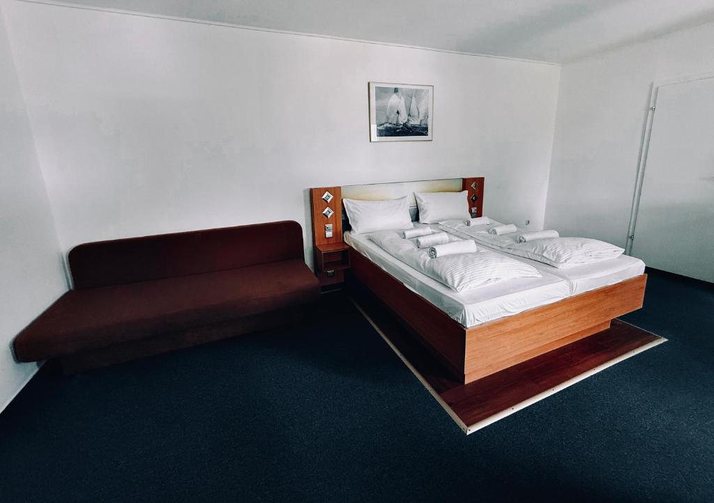 Postel nebo postele na pokoji v ubytování Hotel Granitz