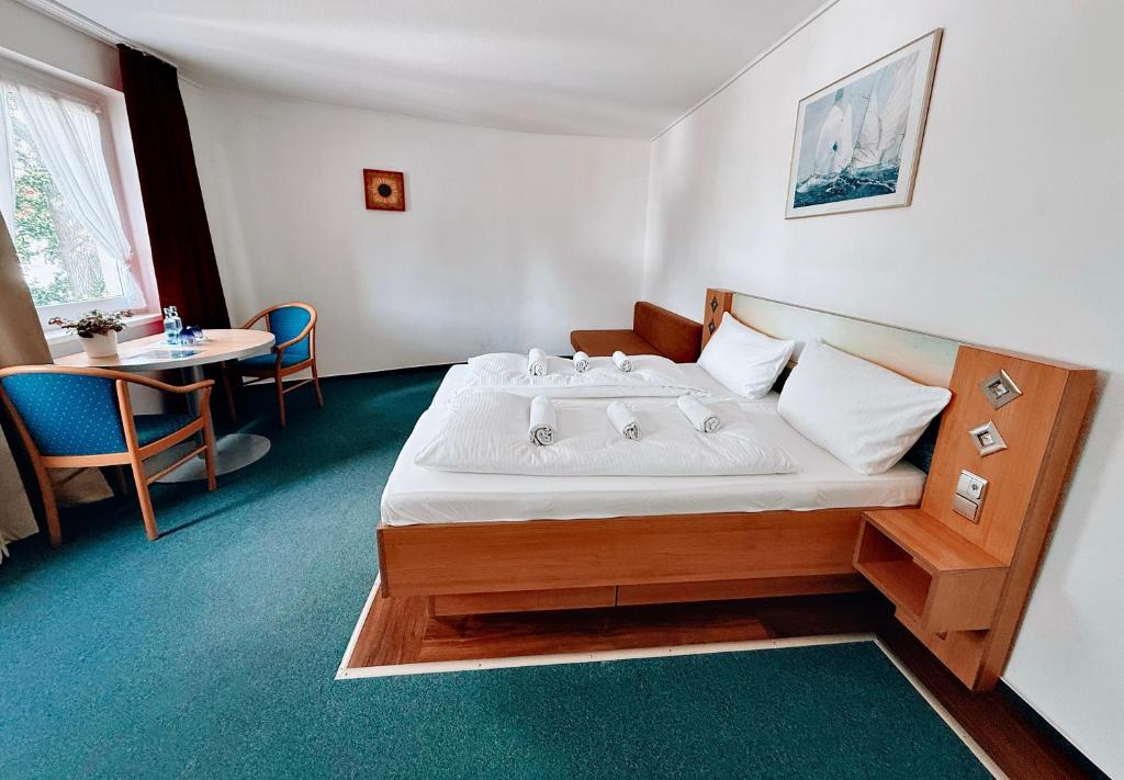 Postel nebo postele na pokoji v ubytování Hotel Granitz
