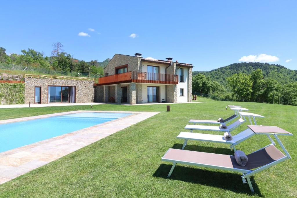 une villa avec piscine et une maison dans l'établissement Villa Poggio ai Sassi-Private Villa & Pool, à Reggello