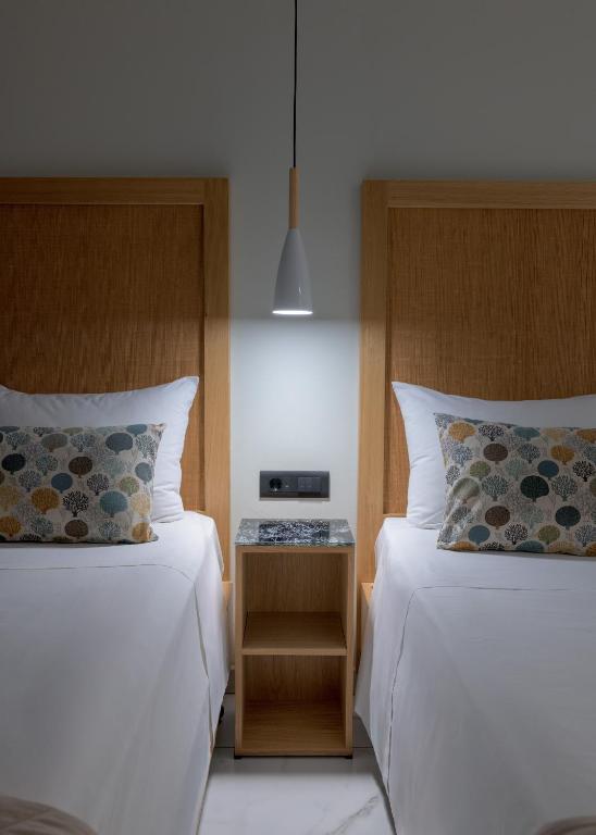 Postel nebo postele na pokoji v ubytování Nirvana Beach Hotel