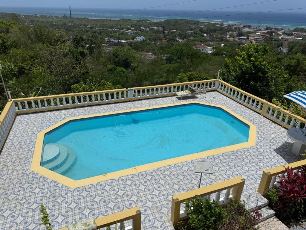 Baseinas apgyvendinimo įstaigoje Emerald Sea View arba netoliese