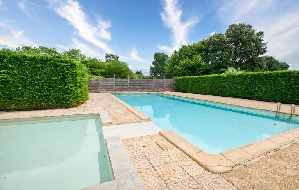 Bazén v ubytování Charmante Maison À La Campagne nebo v jeho okolí