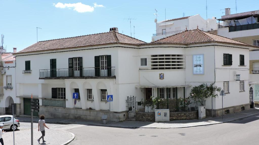 a white building on the corner of a street at Estalagem da Liberdade in Portalegre