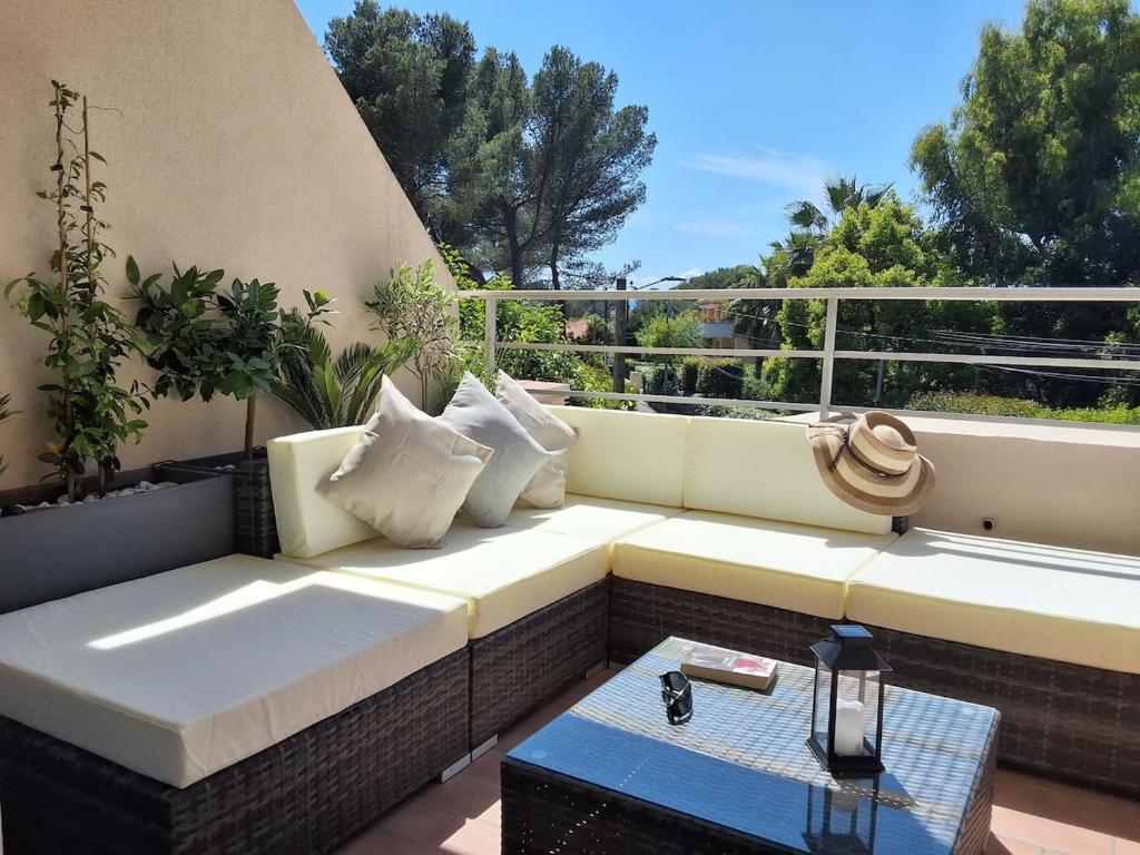 Grand studio avec terrasse près de la mer