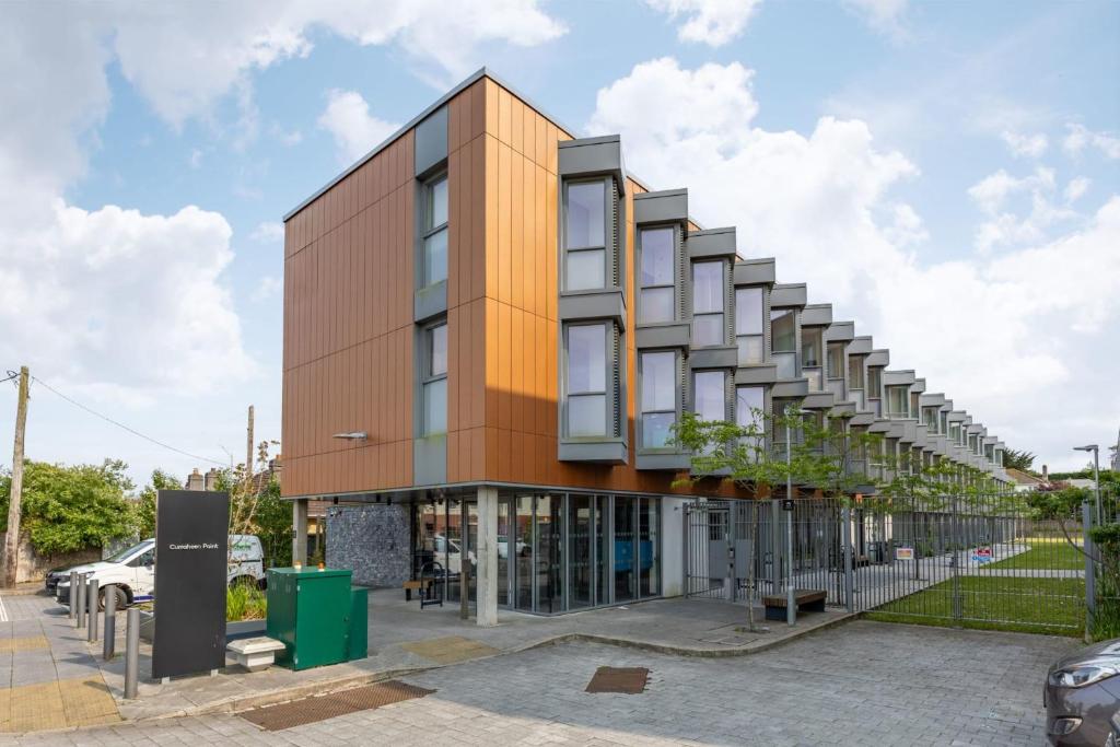 Curraheen Point in Cork في كورك: مبنى مكتب بالواجهة الخشبية