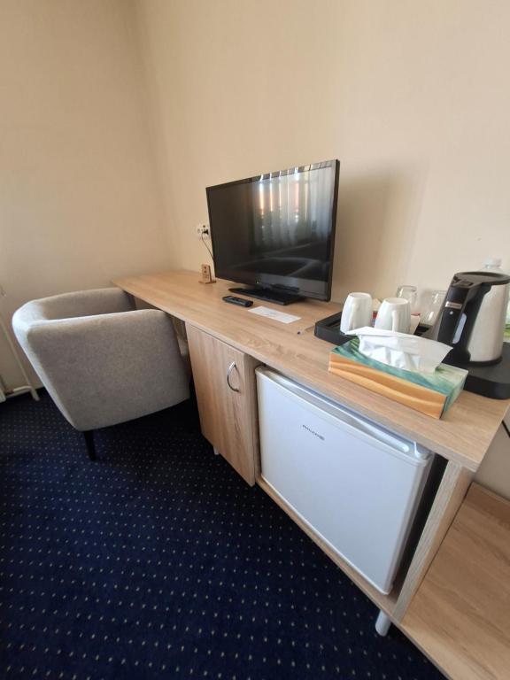 TV a/nebo společenská místnost v ubytování Hotel Alster