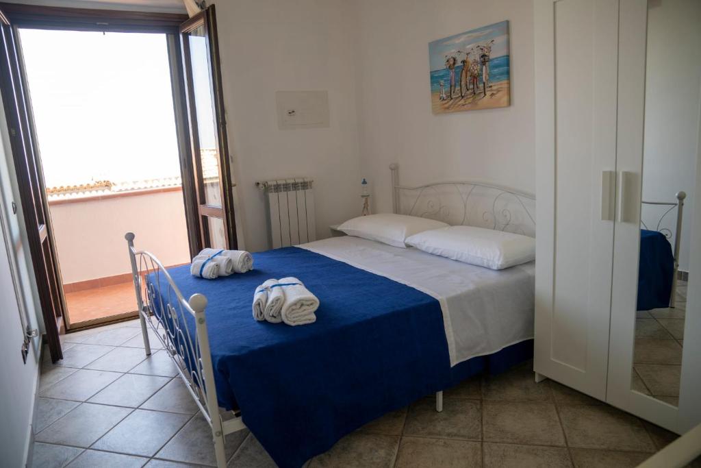 a bedroom with a bed with two towels on it at Appartamento SCICK in Crotone