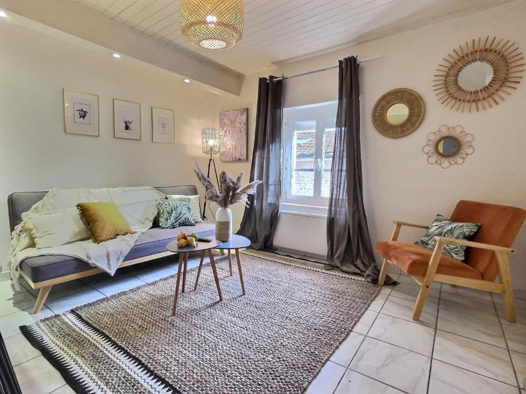 un salon avec un canapé et une table dans l'établissement L'abeille - Centre ville, à Bourg-de-Péage