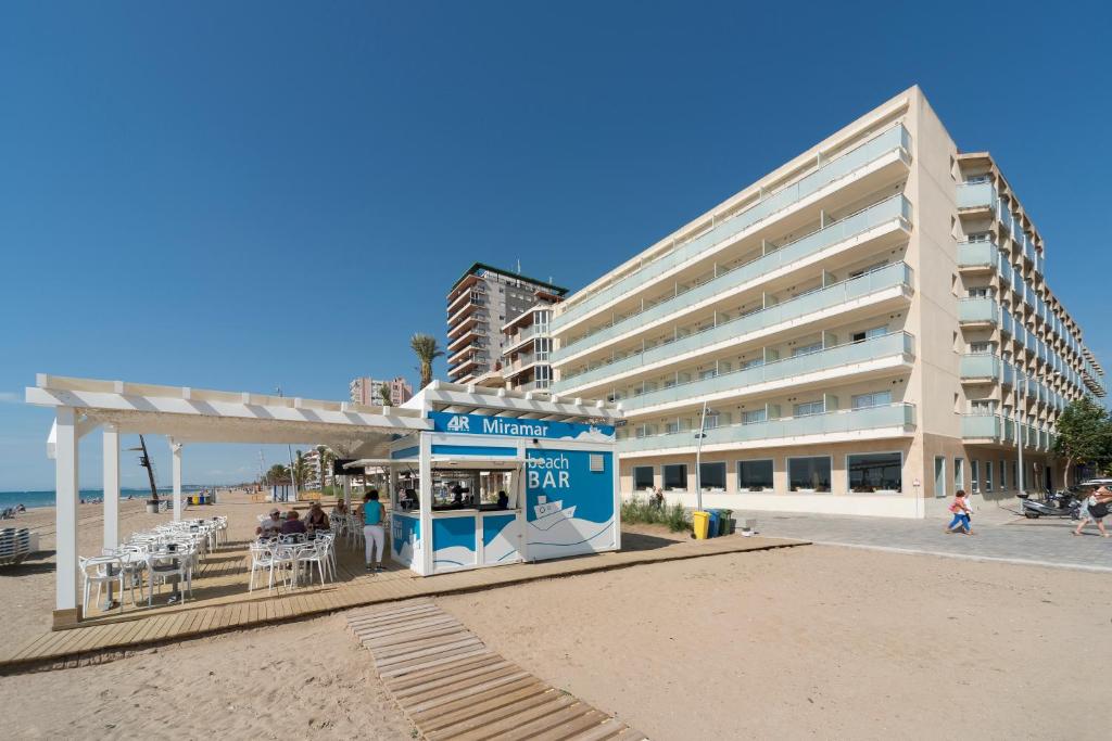 un edificio en la playa con un puesto de comida al lado en 4R Miramar Calafell en Calafell