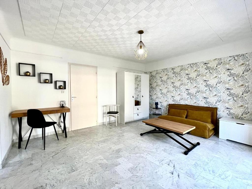 un salon avec un canapé et une table dans l'établissement Studio Élégant 3 voyageurs avec Terrasse & Parking Privé, à Saint-Raphaël