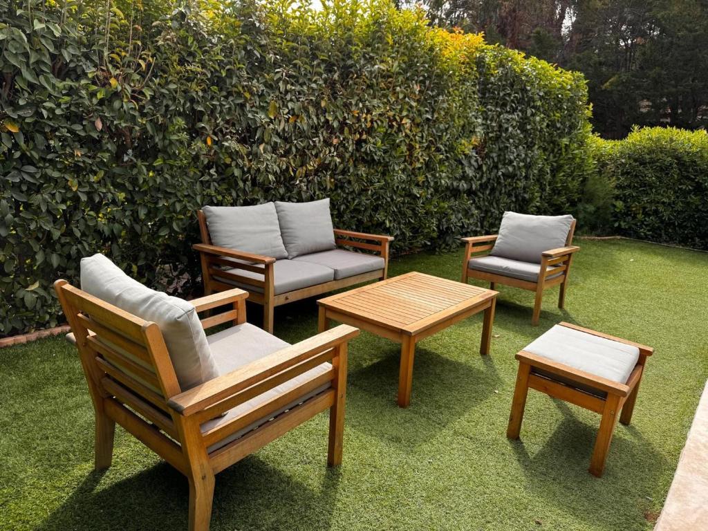 trois chaises et une table et deux chaises et une table dans l'établissement Le soleil d or 39, à Sainte-Maxime