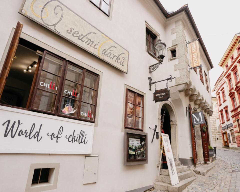 Un edificio con un cartel en el costado. en Gall 44 apartments, en Český Krumlov