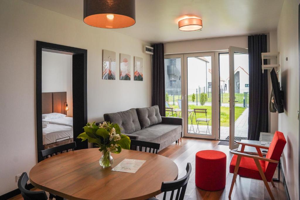 un soggiorno con un tavolo e un divano di Moje Miejsce Polanica-Zdrój a Polanica-Zdrój